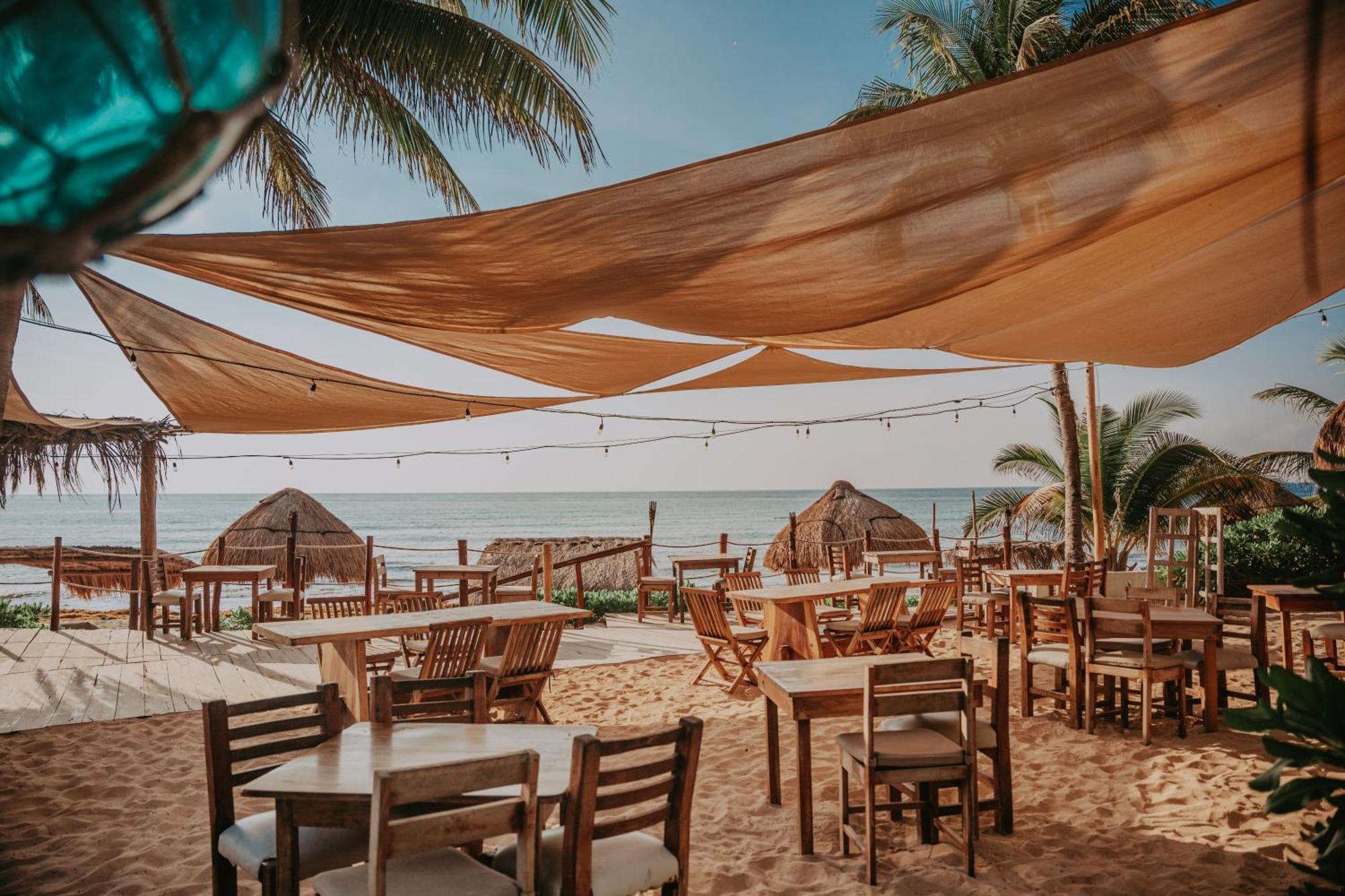 Petit Lafitte Front Hotel&bungalows
